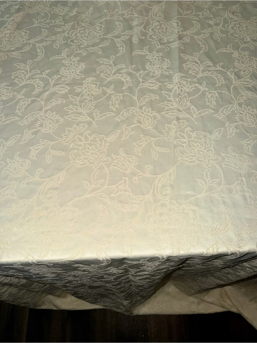 Elegant Ivory/Cream Floral Damask Jacquard Tablecloth - Home Dining
